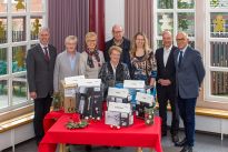 Gewinner des Bürgerpark-Quiz mit Präsenten der Firma SIEMENS AG