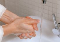 Corona wird durch Tröpfcheninfektion übertragen. Husten oder niesen Sie immer in die Armbeuge. Waschen Sie sich häufiger als sonst gründlich mit Seife die Hände!