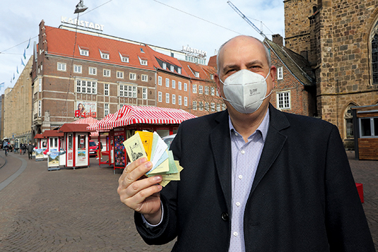Bremens Bürgermeister Dr. Andreas Bovenschulte verkauft Lose auf der Bürgerpark-Tombola