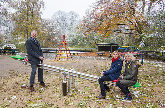 Parkdirektor Tim Großmann, Frau Sikora und Frau Giersch der SIKORA AG testen die neue Wippe.