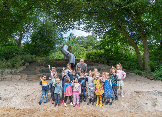 Parkdirektor Tim Großmann mit den begeisterten Kinder, Foto: Bengt Heine